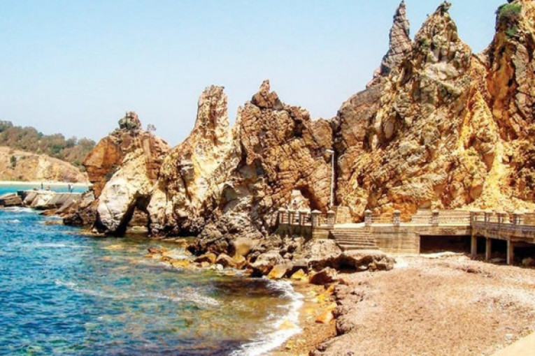 أجواء مغيمة جزئيا بأغلب الجهات مع أمطار محليا رعدية