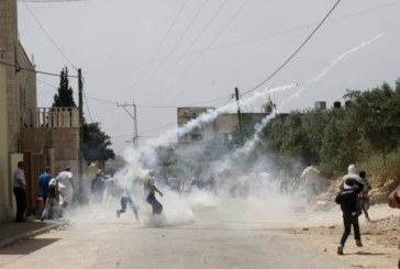 فلسطين: اصابة 3 شبان برصاص الاحتلال والعشرات بالاختناق خلال اعتداء جيش الاحتلال على مسيرة