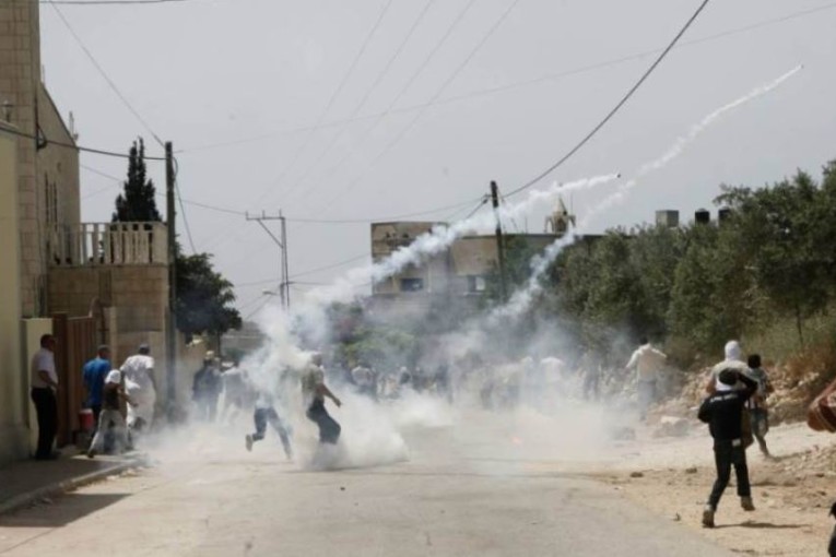 فلسطين: اصابة 3 شبان برصاص الاحتلال والعشرات بالاختناق خلال اعتداء جيش الاحتلال على مسيرة