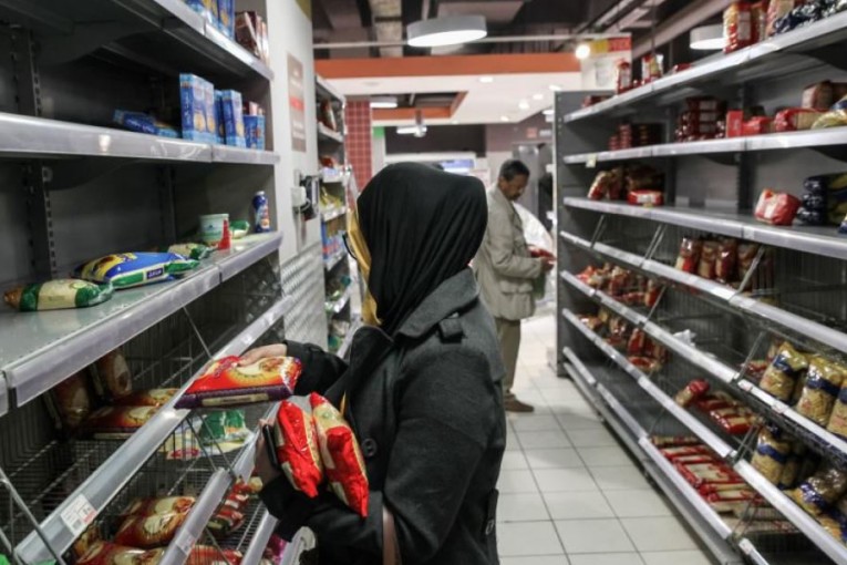 سيدي بوزيد: مواطنون وتجار يشتكون نقص المواد الأساسية والفقدان المتواصل للخبز