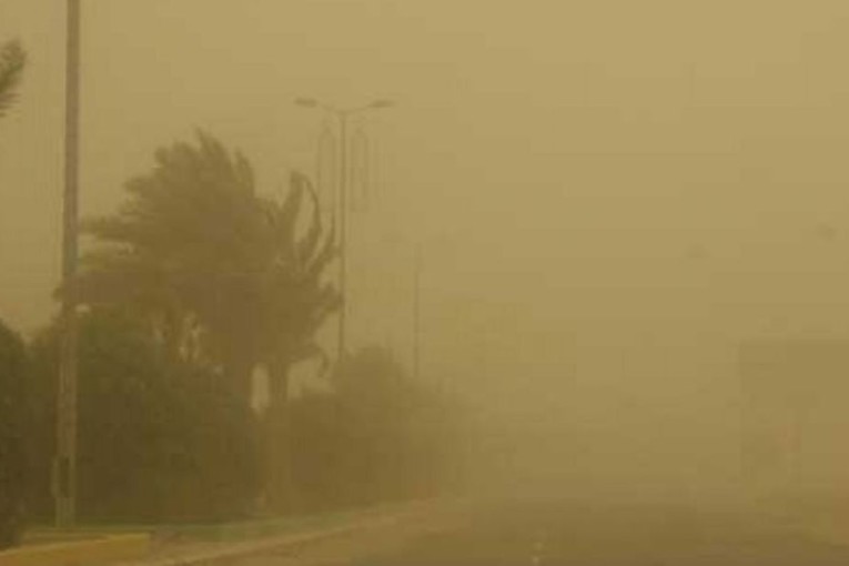 تحذير من هبوب رياح رملية قوية تحجب الرؤية بعدد من الطرقات