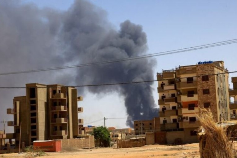 حاكم إقليم دارفور بالسودان يدعو المواطنين لحمل السلاح لحماية ممتلكاتهم