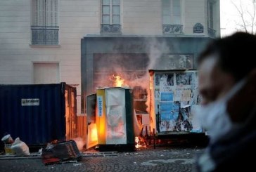 متظاهرون فرنسيون يضرمون النيران في مبنى بالعاصمة باريس