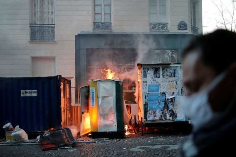 متظاهرون فرنسيون يضرمون النيران في مبنى بالعاصمة باريس