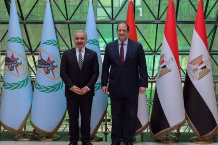 رئيس الوزراء الفلسطيني ومدير المخابرات المصرية يبحثان سبل تخفيف معاناة غزة