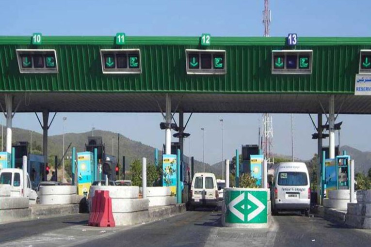 تم الاستغناء عنهم: أعوان بشركة تونس للطرقات السيارة يحتجون في صفاقس ويطالبون بتجديد عقودهم