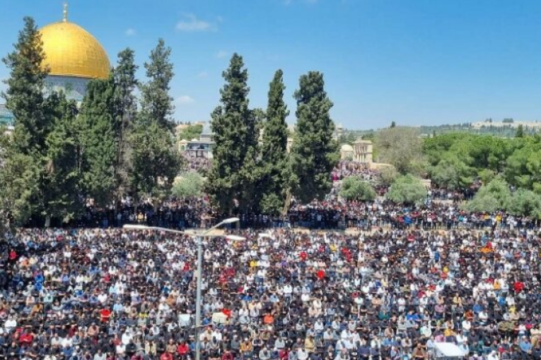 40 ألف مصلٍ يؤدون صلاة الجمعة في المسجد الأقصى