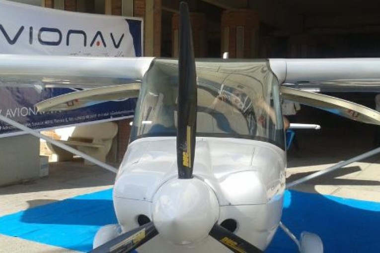 شركة ‘افيوناف’ تنجح في تصنيع وتصدير أول طائرة هيليكوبتر ذات مقعدين في تونس