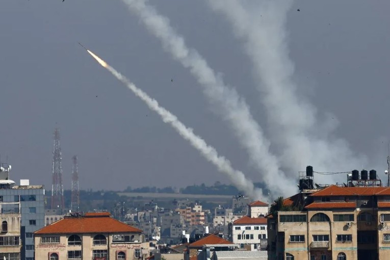 غارات إسرائيلية وصواريخ من غزة.. وصافرات إنذار في تل أبيب