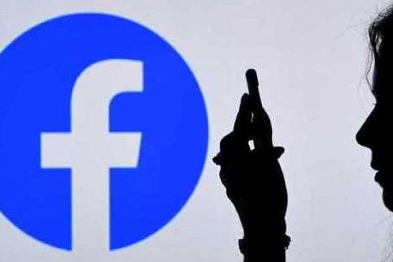 فيسبوك يرسل طلب صداقة تلقائيًا لأي ملف شخصي تزوره