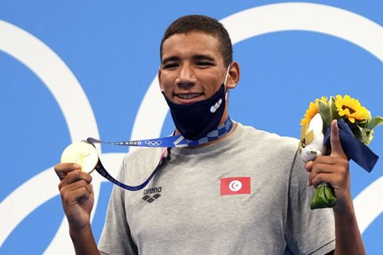 أيوب الحفناوي يهدي تونس الميدالية الذهبية في مسابقة سباحة عالمية
