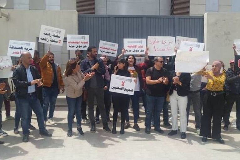 الصحفيون والعاملون بقناة ‘التاسعة’ ينفّذون اضرابا عاما حضوريا