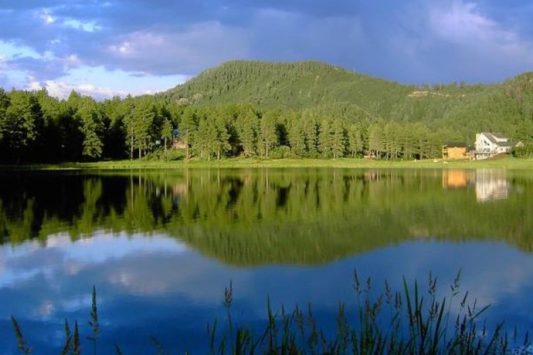 دراسة: أكثر من نصف بحيرات العالم الكبيرة «في خطر»