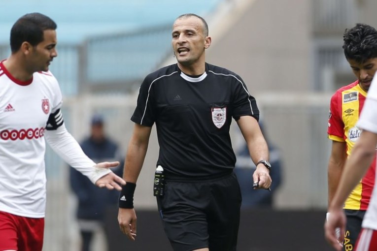 الإدارة الوطنية للتحكيم تكذّب حكم الدربي وتلجأ للفيفا