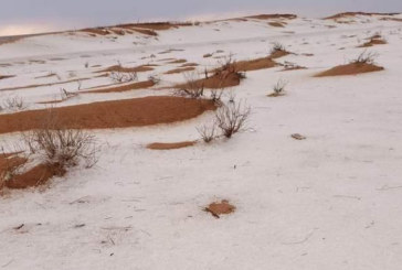 البَرَدُ يغطي رمال صحراء تطاوين