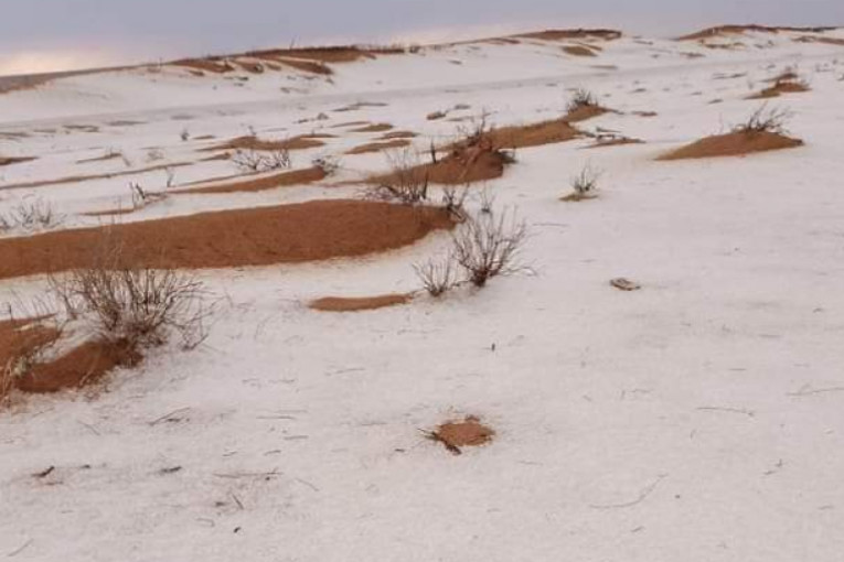 البَرَدُ يغطي رمال صحراء تطاوين