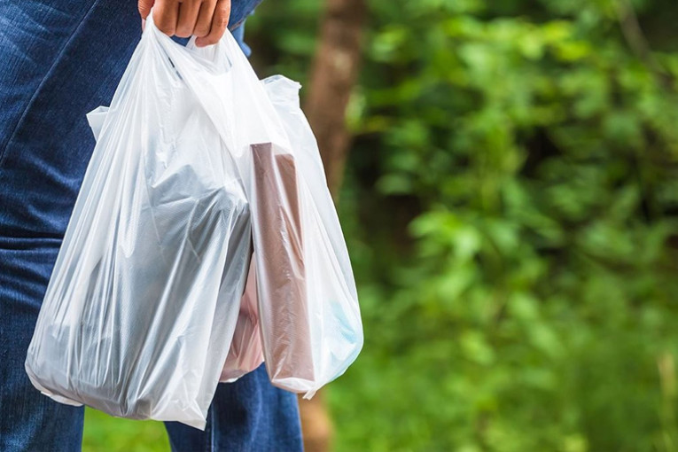 الكيس البلاستيكي يصنع في ثانية..ويظل في الطبيعة 400 سنة