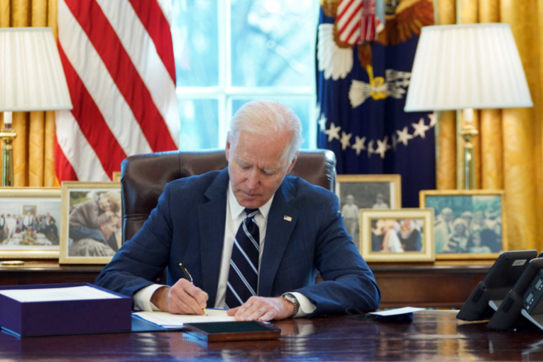 لتجنب انهيار اقتصاد أمريكا.. بايدن يوقّع اليوم قانون رفع سقف الدّين