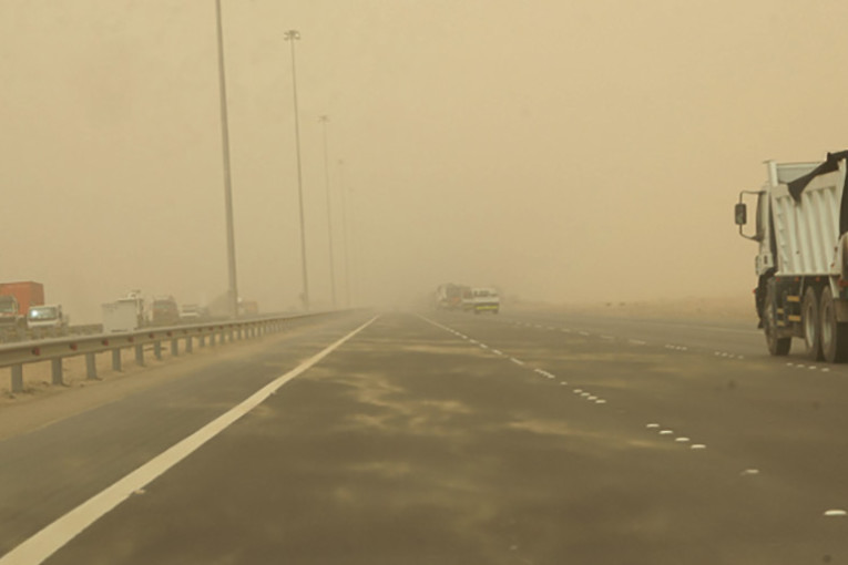 رياح رملية قوية تحجب الرؤية بالطريق السيارة بين الصخيرة وقابس