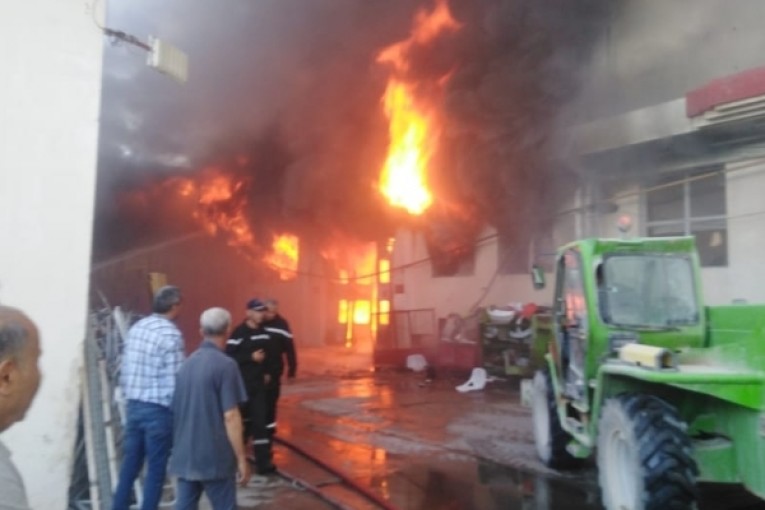 المنستير: حريق هائل بمصنع للأثاث وتعزيزات للحماية المدنية من ولايات مجاورة