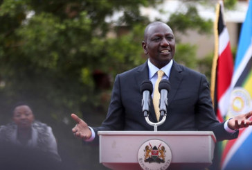 رئيس كينيا يدعو إلى التخلي عن التعامل بالدولار الأمريكي داخل أفريقيا