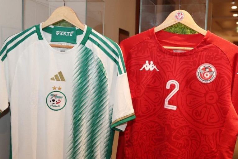 المنتخب الوطني يواجه نظيره الجزائري بالقميص الأحمر