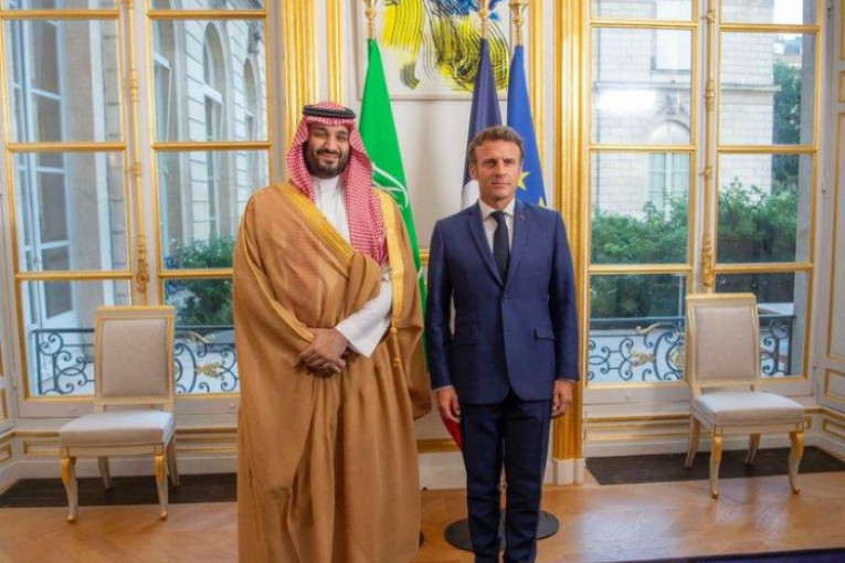 ولي العهد السعودي يغادر لفرنسا في زيارة رسمية يلتقي خلالها ماكرون