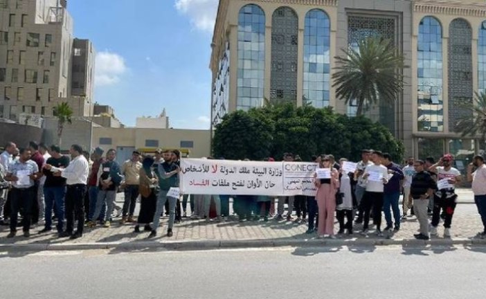 مصنعو البلاستيك يحتجون أمام وزارة البيئة بسبب توقف نشاطهم منذ شهر جانفي
