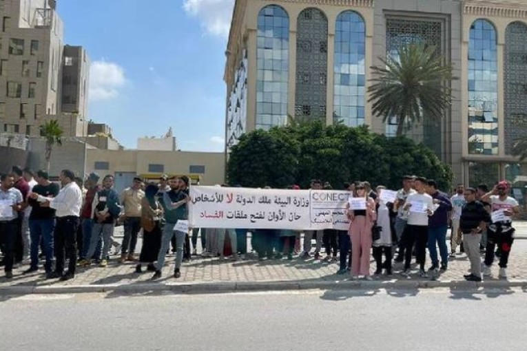 مصنعو البلاستيك يحتجون أمام وزارة البيئة بسبب توقف نشاطهم منذ شهر جانفي