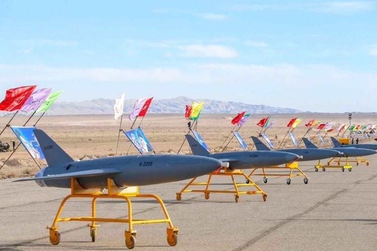 البيت الأبيض: روسيا تتلقى مئات الطائرات المسيّرة من إيران