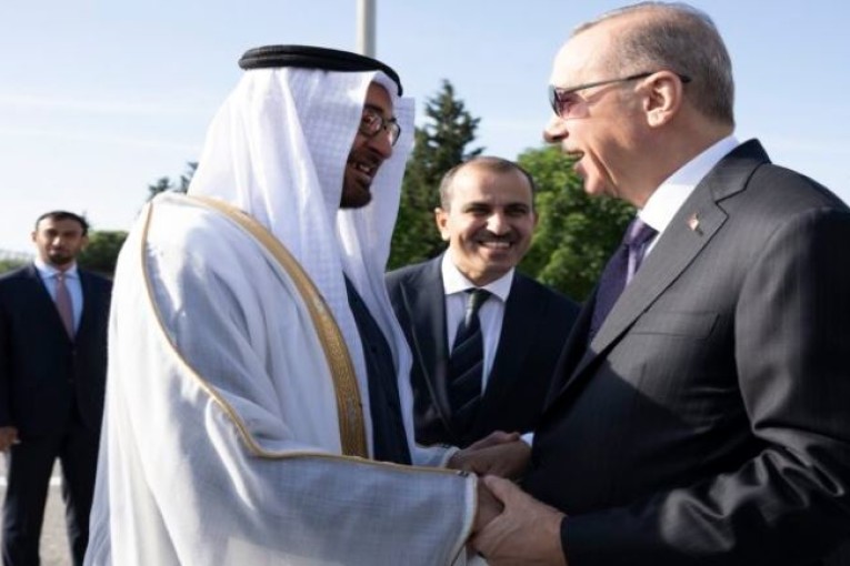 رئيس دولة الإمارات يصل إلى تركيا في زيارة عمل