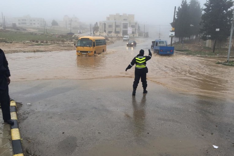 بسبب ارتفاع منسوب المياه بوادي الفكة.. إغلاق مسلكين يؤديان إلى قمودة بسيدي بوزيد