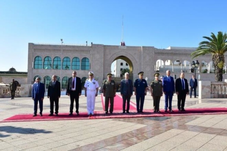 بمناسبة الذكرى 67 لانبعاث الجيش الوطني: وزير الدفاع يشرف على موكب عسكري لرفع العلم