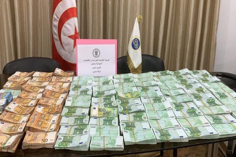 رأس جدير: إحباط محاولة تهريب مبلغ من العملة الأجنبية بقيمة 2.4 مليون دينار