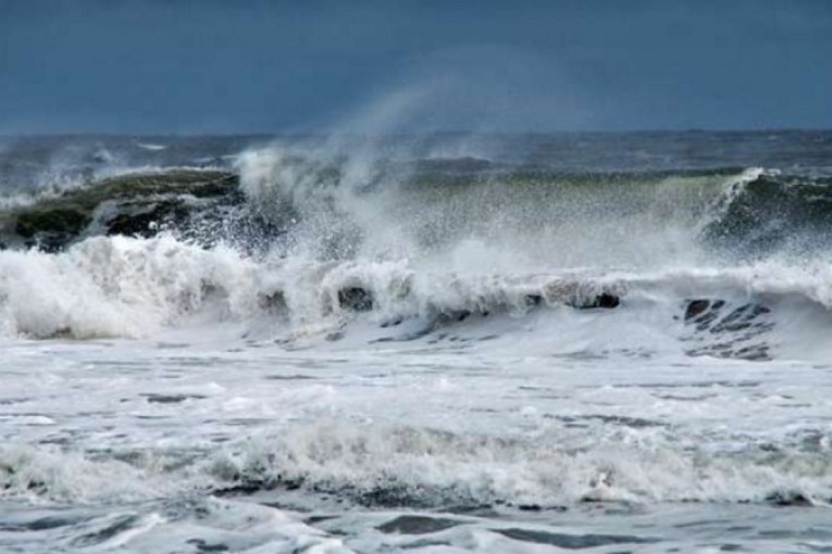 شاطئ رفراف: نجدة سائح انقليزي جرفته التيارات البحرية لمسافة 3 كيلومترات