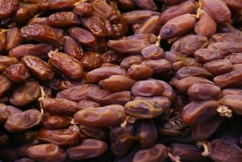 عمد إلى صهره وإعادة تشكيله لإخفائه داخل حبات التمر: حجز 3 كغ من الذهب لدى مسافر في مطار تونس قرطاج