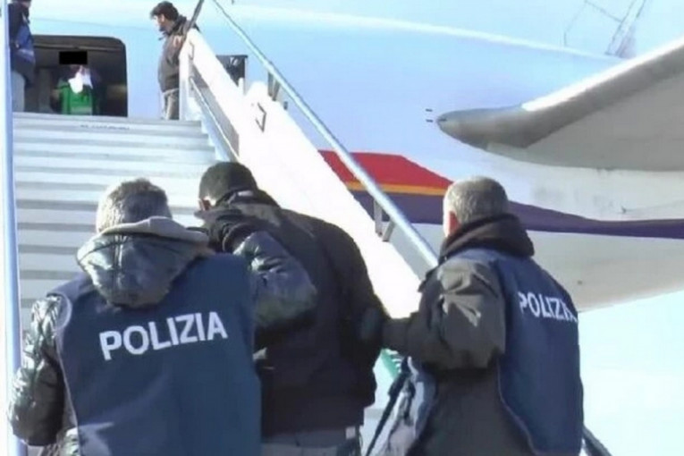 صحيفة ‘لا ريبوبليكا': إيطاليا تسعى لترحيل 4 آلاف تونسي..