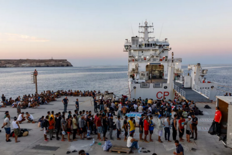 أنطونيو تاياني: ‘إيطاليا بلد عبور والوضع الصعب في تونس من الأسباب المساهمة في موجة تدفقات الهجرة المستمرة’
