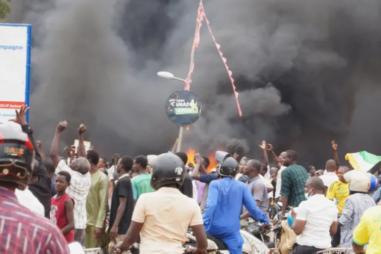 ”إيكواس” تعاقب قادة انقلاب النيجر