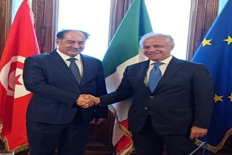 وزير الداخلية يتحوّل إلى إيطاليا