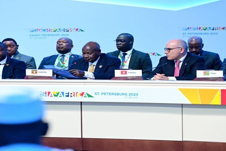 وزير الشؤون الخارجية يتباحث مع الوزير الأول الموريتاني ونظيره الكاميروني حول سبل مزيد دفع التعاون الثنائي