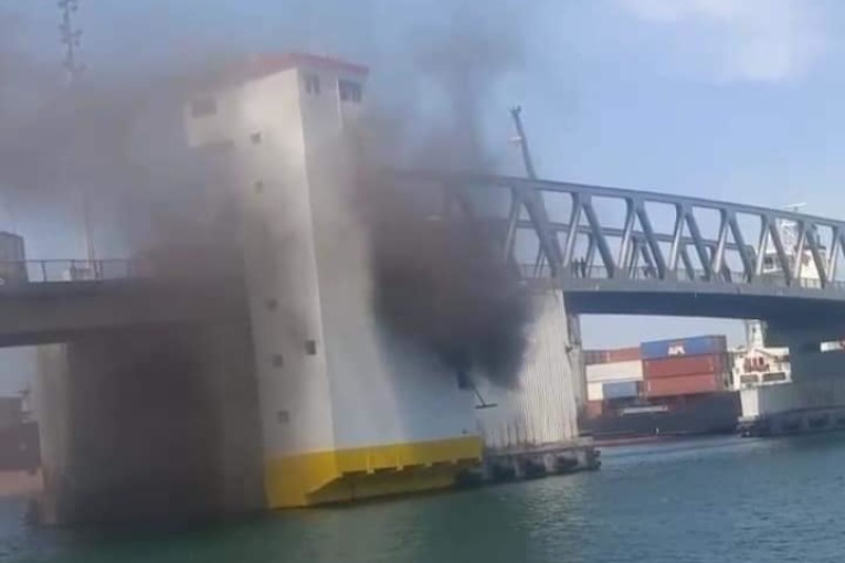 النيران تشتعل بغرفة محرّك جسر بنزرت