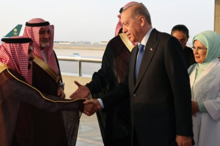 في مستهل جولته الخليجية.. الرئيس التركي يصل إلى السعودية