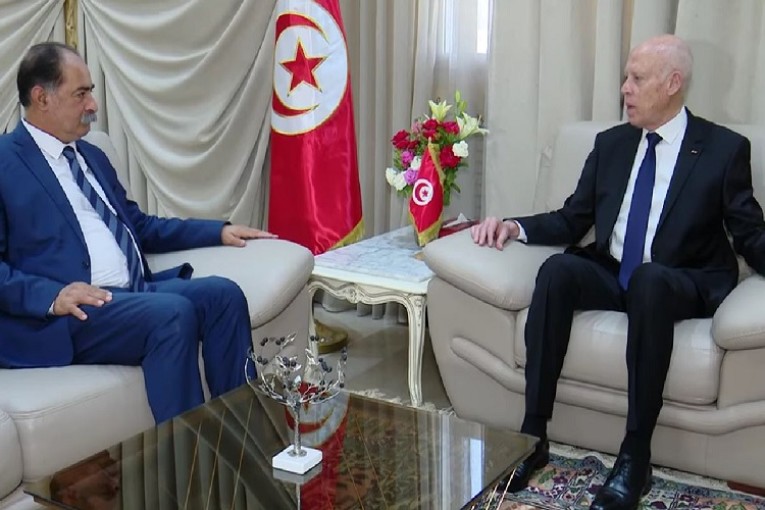 سعيّد حول جريمة صفاقس: ‘عدة قرائن تدل أن الوضع غير طبيعي… ولا مجال للتسامح مع من يدبّر لتأجيج الأوضاع ويقف وراء الستار’