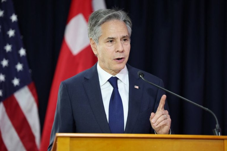 بلينكن يعبر عن الدعم الأمريكي الراسخ في اتصال مع رئيس النيجر بازوم