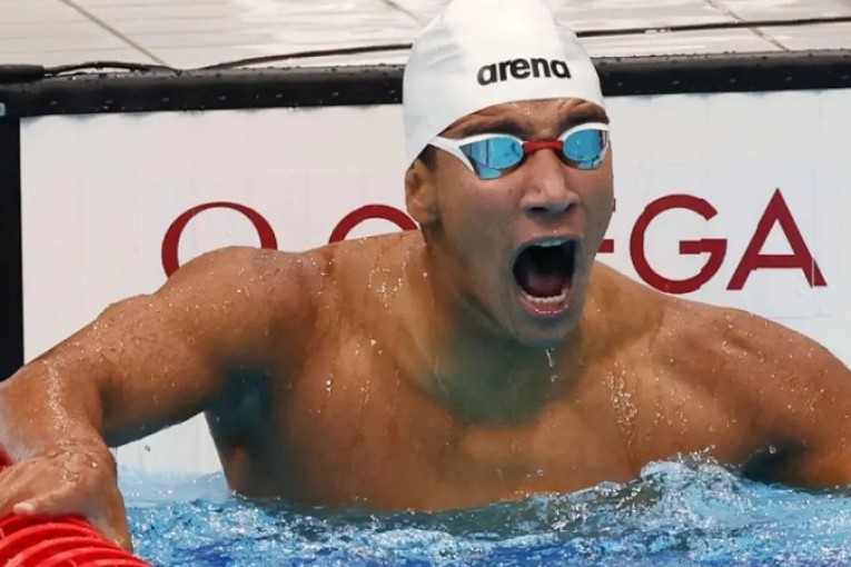 أيوب الحفناوي يفوز بذهبية سباق الـ 1500متر سباحة حرة