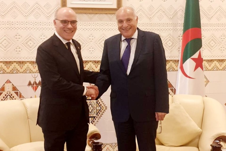 وزير الخارجية يبحث مع نظيره الجزائري ملفات التعاون الثنائي
