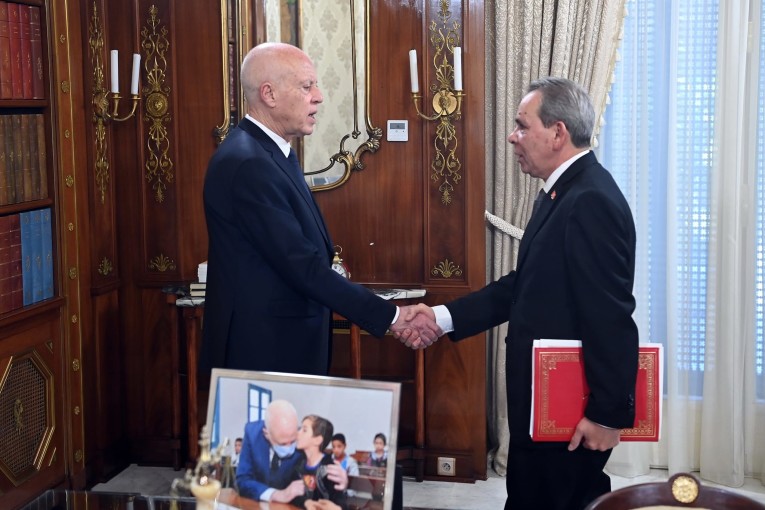 قيس سعيد: ” الإدارة لخدمة المواطنين وليست حلبة صراع بين أحزاب أو قوى ضغط تتخفى وراءها”