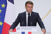 ماكرون يتحدى قادة الانقلاب: سفير فرنسا سيظل في النيجر