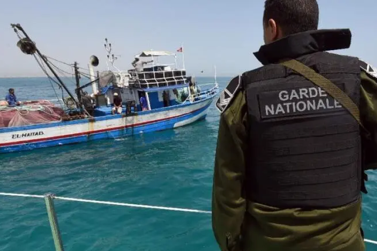 بعد إنقاذهم: أكثر من 150 مجتازا إفريقيا يُحاولون الاعتداء على الظاقم البحري بآلات حادة